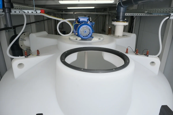 Емкость ЦКТ 3000 л с патрубком 160мм под плотность до 1,2 г/см³ белая в обрешетке с лестницей