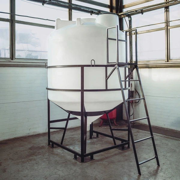 Емкость ЦКТ 5000 л с патрубком 160мм с фланцем под плотность до 1,5 г/см³ белая в обрешетке с лестницей